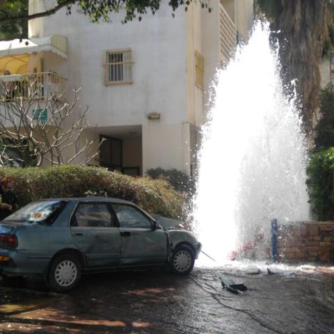 נהגת רכב נפצעה בינוני לאחר שנלכדה ברכבה שהתנגש בברז מים שהתפוצץ ברחוב חפץ חיים - חדשות בפתח תקווה