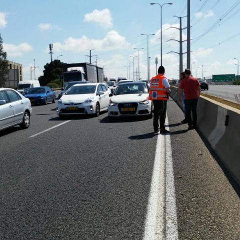 הולך רגל נפגע  מרכב בכביש 4 סמוך לקרית אריה - חדשות בפתח תקווה