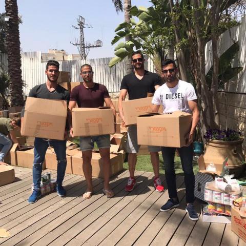 מכבי פ"ת ארזה חבילות מזון למשפחות נזקקות - ספורט בפתח תקווה