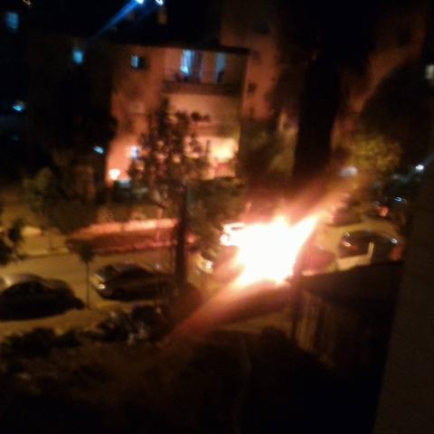 חשד לזריקת בקבוקי תבערה על 2 רכבים - חדשות בפתח תקווה