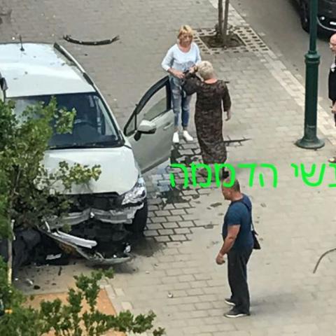 נהגת איבדה שליטה ופגעה באופנוע ברחוב בני דרור - חדשות בפתח תקווה