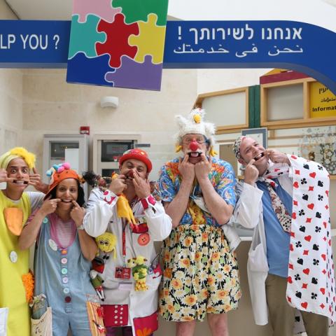 ליצן גדול שלי:  ד"ר פאטץ' אדאמס הרופא והליצן הרפואי הנודע, ביקר במרכז שניידר לרפואת ילדים - בריאות בפתח תקווה