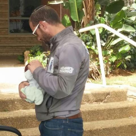 ילד בן שנתיים ותינוק בן שבוע ננעלו ברכב ברחוב רחל המשוררת - חדשות בפתח תקווה