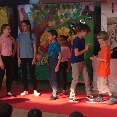 תיאטרון בר לב: פעם המשחקים היו למטה מתחת לבניין, היום כדי לדבר עם חבר שולחיו לו הודעה בוואטסאפ - חינוך בפתח תקווה