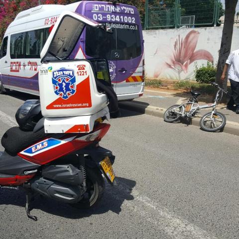 נער נפצע קל לאחר שרכב על אופניים חשמליים ופגע במיניבוס בכביש 40 - חדשות בפתח תקווה