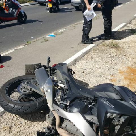 רוכב אופנוע נפגע בינוני לאחר שהחליק בדרך אם המושבות - חדשות בפתח תקווה