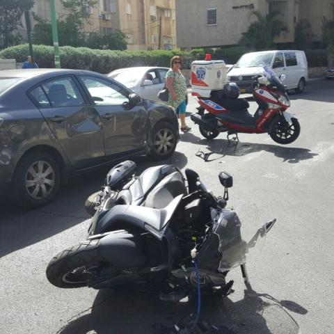 רוכב קטנוע נפגע קל בגפיו מפגיעת רכב פרטי בצומת הרחובות רמב"ם ונחלת צבי - חדשות בפתח תקווה