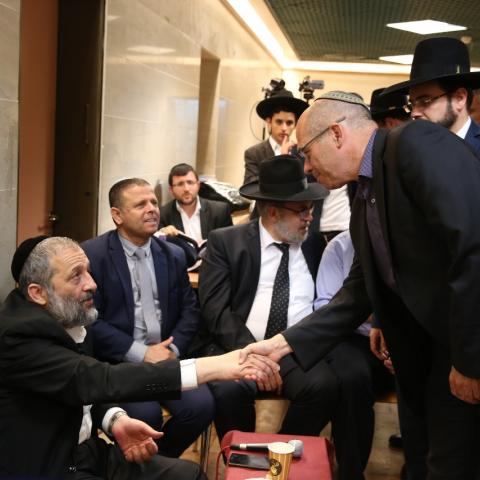 ראש העיר וחברי סיעת ש"ס הגיעו לנחם את השר דרעי על פטירת אימו - חדשות בפתח תקווה