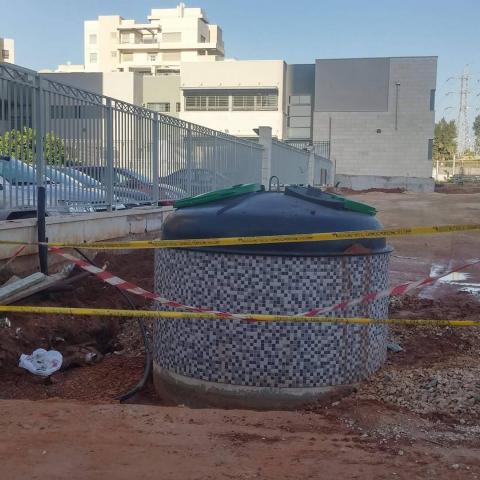 חיים בזבל: העירייה הציבה פח אשפה ענק צמוד לבנייני מגורים ברחוב ישראל עידוד - איכות הסביבה וחזות העיר בפתח תקווה