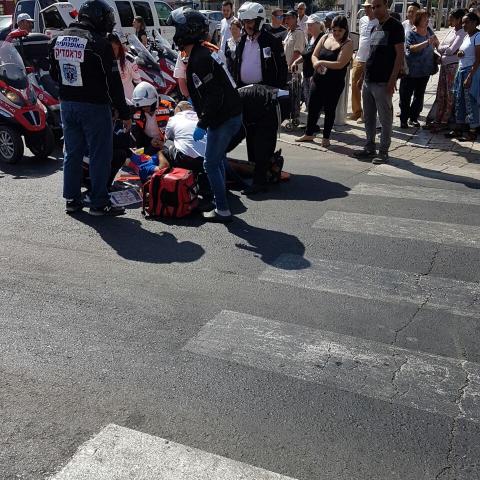 הולך רגל נפגע ברחוב חיים עוזר פינת רחוב שטמפפר - חדשות בפתח תקווה
