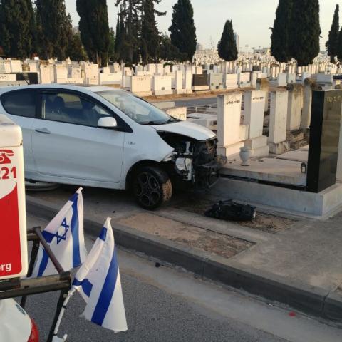 2 רכבים התנגשו בתוך בית עלמין סגולה - חדשות בפתח תקווה