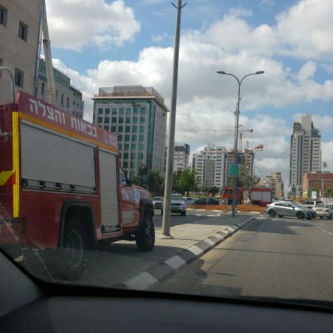 שריפה פרצה בבניין משרדים ברחוב הסיבים - ללא נפגעים - חדשות בפתח תקווה