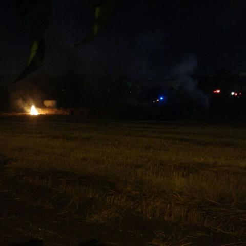 שריפה פרצה ברחוב מנחם בגין כתוצאה מזיקוקים שנורו בטקס לכבוד יום ירושלים - חדשות בפתח תקווה
