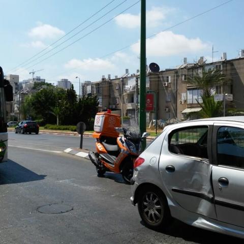 4 פצועים קל בתאונה בין אוטובוס לרכב פרטי ברחוב ז'בוטינסקי פינת רחוב רופין - חדשות בפתח תקווה