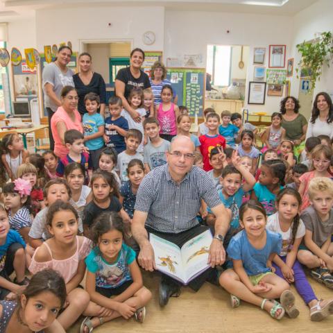 ראש העיר איציק ברוורמן וסגנו איתי שונשיין מספרים סיפורים - חינוך בפתח תקווה