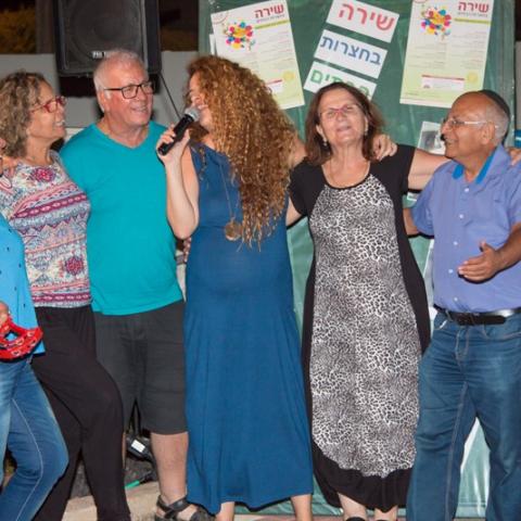 שירה בחצר - תרבות ופנאי בפתח תקווה