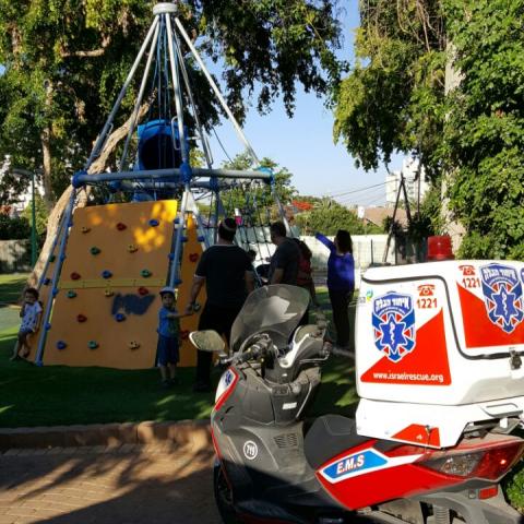 פעוט כבן שנתיים נפל מגובה של כ-2 מטרים בגן שעשועים ברח' פרישמן בפתח תקווה - חדשות בפתח תקווה