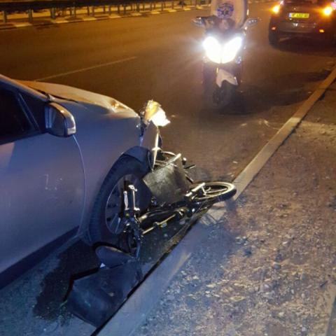 רוכב אופניים חשמליים בן 50 נפצע קשה מפגיעת רכב בדרך אם המושבות - חדשות בפתח תקווה