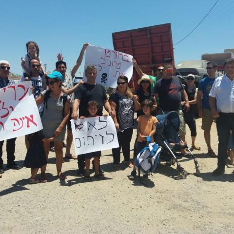 מפגינים נגד העתקת התחנה המרכזית לרחוב גיסין ונגד הקמת חניון אוטובוסים ברח' פיינשטיין - חדשות בפתח תקווה