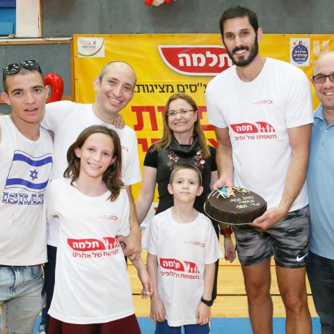 מה-NBA לפ"ת: עמרי כספי הגיע לשחק עם ילדי העיר וחגג עימם את יום הולדתו - ספורט בפתח תקווה
