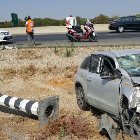 רכב פגע בעמוד תאורה וירד לואדי בין מגשימים לכניסה לנחלים - חדשות בפתח תקווה