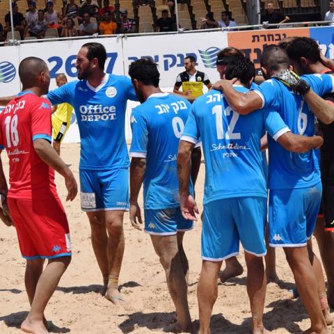 קבוצת הכדורגל חופים של הפועל עירוני פ"ת הפסידה לתל אביב - ספורט בפתח תקווה
