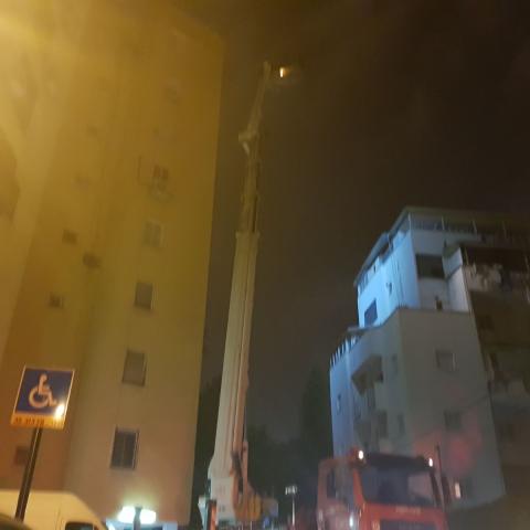 מספר נפגעים פונו בלילה (בין רביעי לחמישי) לבתי החולים עקב שריפה שפרצה בבניין מגורים ברחוב זבוטינסקי - חדשות בפתח תקווה