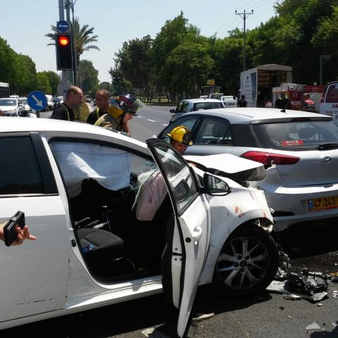 פצוע בינוני ו -2 פצועים קל בתאונה קשה בכביש - 40 בכניסה לקרית אלון - חדשות בפתח תקווה