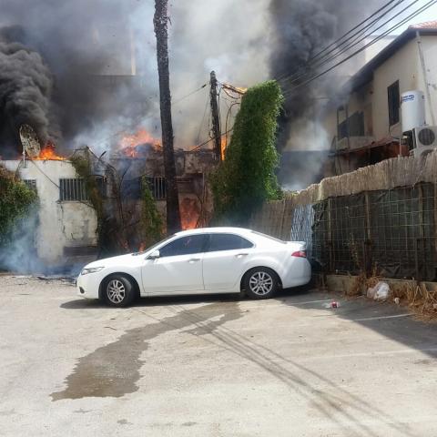 שריפה פרצה במבנה מגורים ברחוב הרצל - ללא נפגעים - חדשות בפתח תקווה