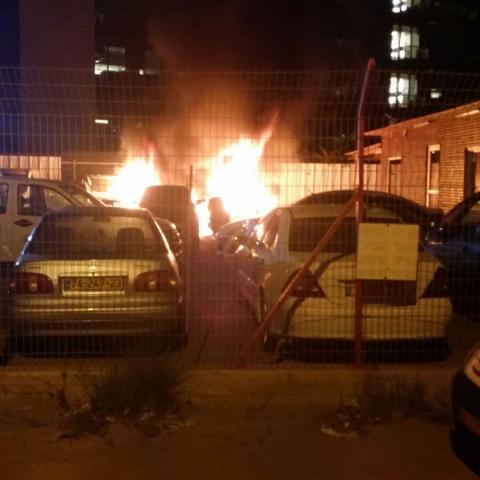 3 רכבים עולים באש במגרש מכוניות ברחוב ז'בוטינסקי - חדשות בפתח תקווה