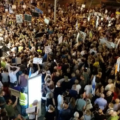 אלפים הפגינו נגד היועמ"ש ובהם האלוף יום טוב סמיה ואביב גפן - חדשות בפתח תקווה