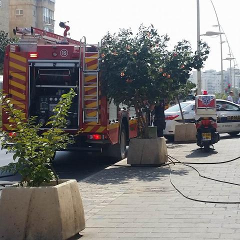 רכב עלה באש בבניין ברחוב אורלוב - חדשות בפתח תקווה
