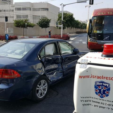 פצוע קל בן 35 בתאונת דרכים בין אוטובוס לרכב פרטי - חדשות בפתח תקווה