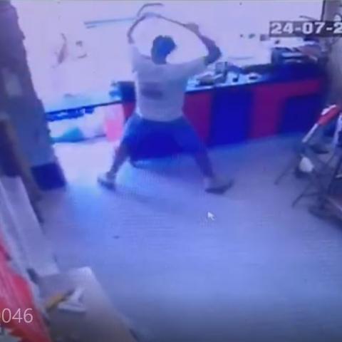 צפו בסרטון האבטחה כיצד שלומי מדר עובד בפיצרייה עוצר את המחבל בעזרת מגש פיצה - חדשות בפתח תקווה