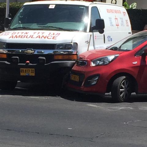 תאונת דרכים ברחוב דגל ראובן: רכב פרטי התנגש באמבולנס - חדשות בפתח תקווה