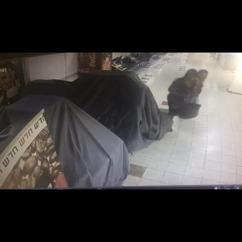 צפו בסרטון: שתי נשים גנבו מעגלת קפה בביה"ח בילינסון - חדשות בפתח תקווה