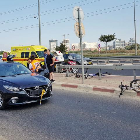 רוכבת אופניים בת 13 נפגעה מרכב במעבר חציה בגשר אם המושבות - חדשות בפתח תקווה