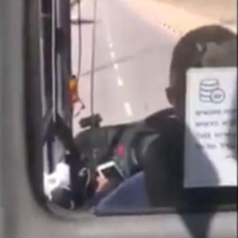 חברת אפיקים השעתה נהג שסימס תוך כדי נהיגה (סרטון) - חדשות בפתח תקווה