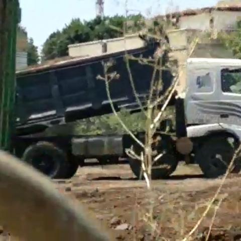 שוב נלכדה משאית שופכת פסולת - איכות הסביבה וחזות העיר בפתח תקווה