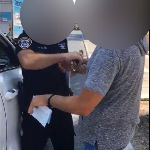 עורך דין סירב לקחת דו"ח תנועה שנרשם לו ונעצר באזיקים על הפרעה לשוטר (שהתרגז מזה) במילוי תפקידו - חדשות בפתח תקווה