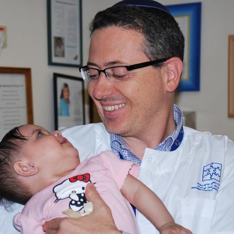 ניתוח נדיר של השתלת קרנית בתינוקת בת חמישה שבועות בוצע לאחרונה במרכז שניידר לרפואת ילדים - בריאות בפתח תקווה