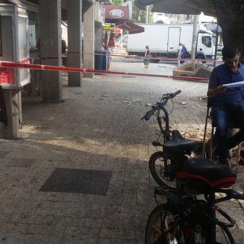 פתאום נופלת לך בלטה על הראש - מי יעזור בעוזר? - חדשות בפתח תקווה