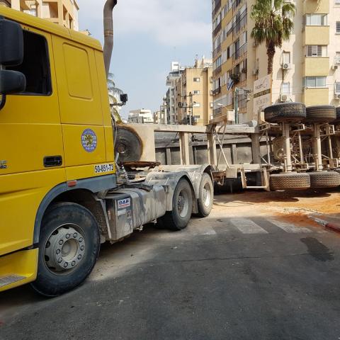 משאית התהפכה ברחוב בן יהודה פינת פנקס וחסמה את הכביש - למרבה המזל אין נפגעים - חדשות בפתח תקווה