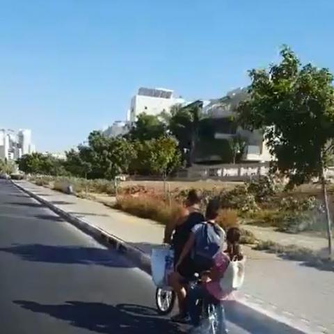 חוסר אחריות משווע: כך אב מסכן את ילדיו בדרכם לבית ספר בפתח תקווה - צפו בסרטון - תחבורה בפתח תקווה