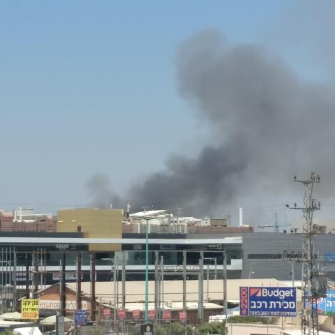 ברגעים אלו: שריפה פרצה באיזור הטמנת אשפה באזור תעשייה סגולה -  6 נפגעים קל מכוויות ושאיפת עשן - חדשות בפתח תקווה