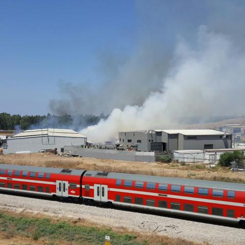 סיכום השריפה ברחוב הרכבת באזור התעשייה סגולה: הושגה שליטה - 6 נפגעים מכוויות קלות ושאיפת עשן - חדשות בפתח תקווה