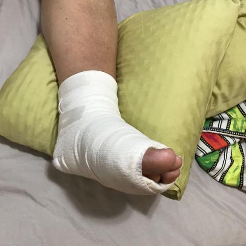  אישה מבוגרת נפצעה לאחר שנפלה בבור במדרכה ברחוב קלישר - חדשות בפתח תקווה