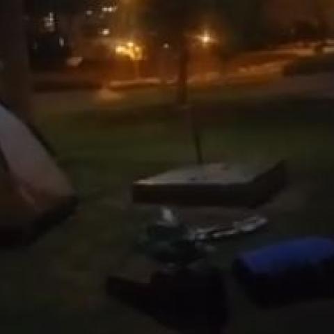 באו לתפוס מקום להיום בערב: גיא ג'אנה וחבריו הקימו אתמול בערב מאהל בכיכר גורן גם המשטרה הגיעה (סרטון) - חדשות בפתח תקווה