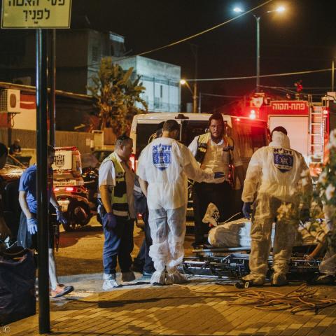 אדם נמצא ללא רוח חיים ברח' שפרינצק בפתח תקווה - חדשות בפתח תקווה