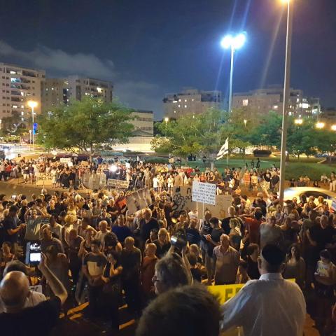 סיסמת ההפגנה בכיכר גורן - ביבי מפחד ממני - חדשות בפתח תקווה